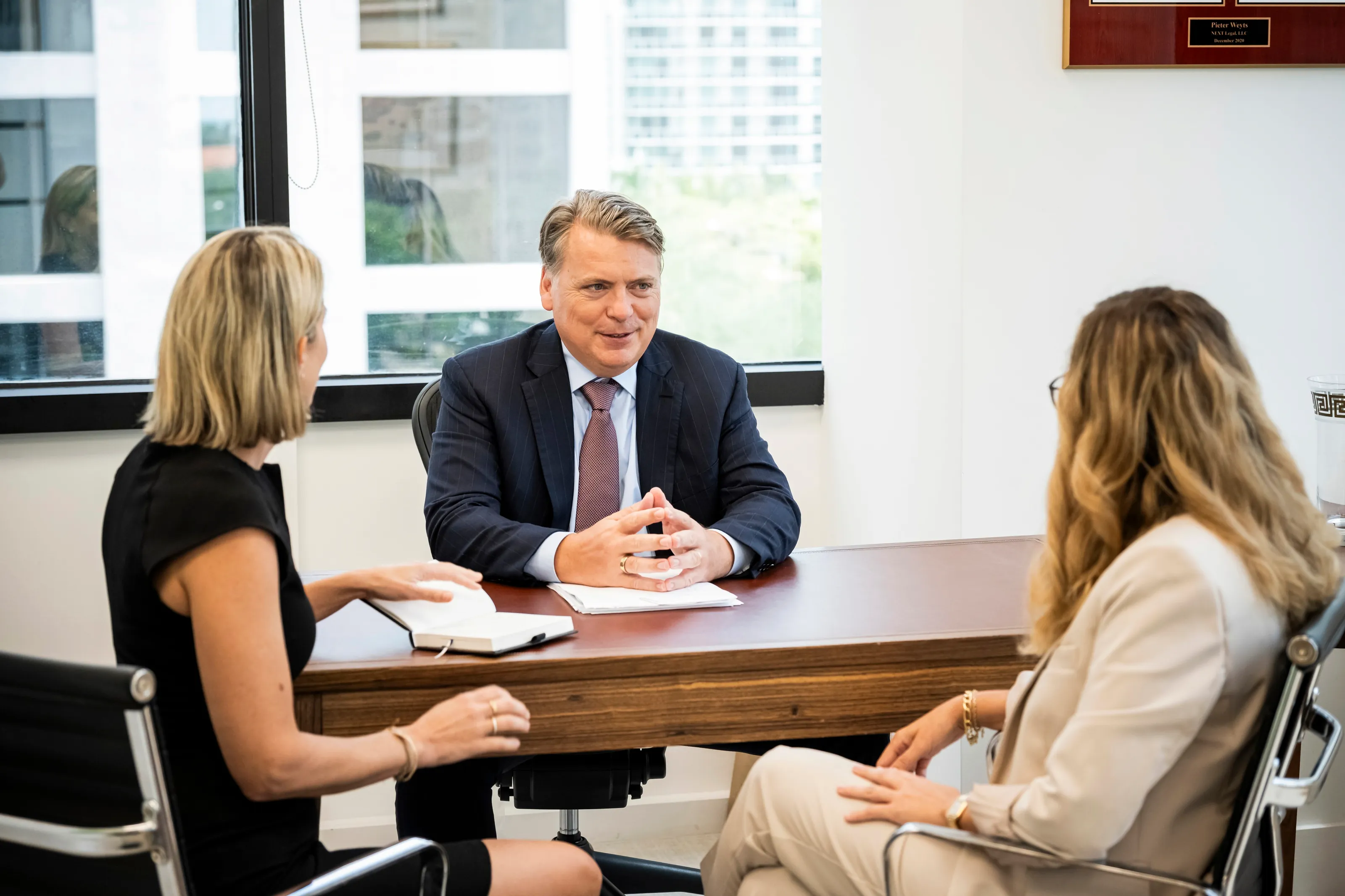 Pieter A. Weyts meeting with two colleagues at his desk